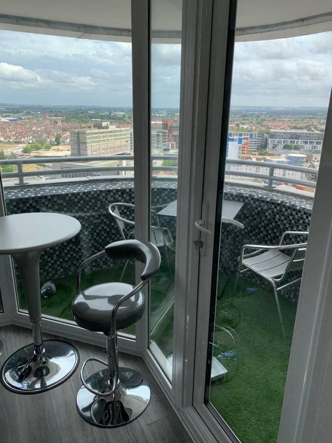 Luxury Panoramic Balcony Swindon Central Eksteriør billede